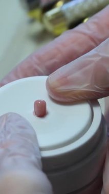 Adım adım Nails manikür detayı dosya ya da fırça ögesi ile. Manikür tedavisi. El Spa 'sı. Güzel bir tırnak bakımı süreci. Ustanın tüm eylemleri