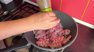 Ham Biber Biftek Baharatlı Ağır Çekimde Kaba Tuz Macro Dolly Şat Barbekü Et ve Ateş. Yüksek kalite 4k görüntü