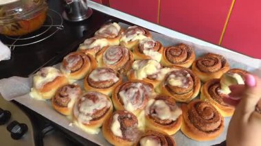 Fırında pişmiş tarçınlı çörekleri fırında pişiriyorum. Yüksek kalite 4k görüntü