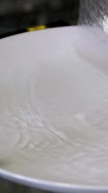 Kadın evdeki oturma odasında Vietnam böreği yiyor. Çekici, güzel bir kız masaya oturur, sabah evde sağlık için temiz aperatiflerin tadını çıkarır. Diyet ve Sağlıklı gıda konsepti. 4k