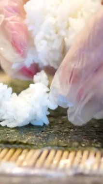 Ton balığı ve karidesleri aşama aşama pişirme suşi şefi Şef 'e suşi sashimi nigiri yapıyor. Master sınıfı. Şef nasıl suşi yapılacağını gösteriyor. Japon yemek hazırlama süreci.