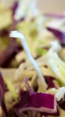 Yemek pişirme ve ev konsepti erkeklerin ellerinin kapalı olduğu bir kasede salata karıştırma. Yüksek kalite 4k görüntü