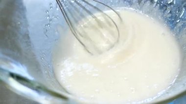 Güzel bir kız Doğu Avrupa için geleneksel bir Rus ve Ukrayna Paskalya pastası hazırlar, onu beyaz cila ile kaplar ve süsler. Lezzetli Ortodoks Paskalya ekmeği el yapımı.