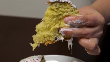 Çay için masanın üzerinde kuru üzüm olan bir dilim pasta. Turta dokusunu yakından çek. Yüksek kalite 4k görüntü. 