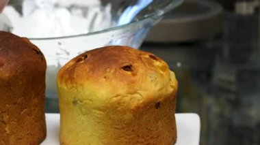 Güzel bir kız Doğu Avrupa için geleneksel bir Rus ve Ukrayna Paskalya pastası hazırlar, onu beyaz cila ile kaplar ve süsler. Lezzetli Ortodoks Paskalya ekmeği el yapımı.