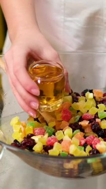 Kuru üzümlü meyve dilimlerinin içine konyak dök. El yapımı kırmızı tatlandırıcı tat patlaması konsepti. Birinci sınıf el yapımı şekerleme dükkanı reklamları. Yüksek kalite 4k görüntü