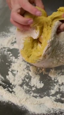 Masaya yakın plan kadın eli ile hamur yoğurmak. Ev yapımı un kekleri. Yapışkan hamuru ellerinle 