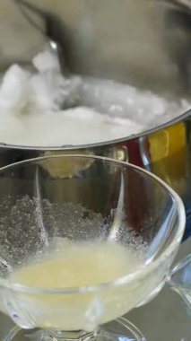 Pişirme. Rahat kıyafetler içindeki genç bir anne evde ev yapımı kurabiyeler yapıyor. Doğru beslenmeyi takip eden bir kadın evde glütensiz ve şekersiz kurabiye hazırlar. Yüksek kalite 4k görüntü