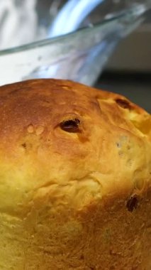 Güzel bir kız Doğu Avrupa için geleneksel bir Rus ve Ukrayna Paskalya pastası hazırlar, onu beyaz cila ile kaplar ve süsler. Lezzetli Ortodoks Paskalya ekmeği el yapımı.