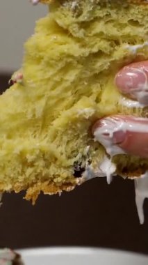 Çay için masanın üzerinde kuru üzüm olan bir dilim pasta. Turta dokusunu yakından çek. Yüksek kalite 4k görüntü. 