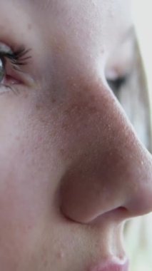 Kız, Kaşıkla Ev Yiyen Kremalı Yoğurt Mutfak Odasında Güzel Genç Kadın 'dan yiyor. Çekici Kadın Kamera Pozisyonları ve Nazikçe Gülümsemeler. Sağlıklı Yaşam Tarzı Olan Mutlu Kişi.