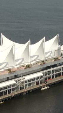Şehirdeki İngiliz Kolombiyası 'nın gerçek hayatı turistlerin ilgisini çekiyor. Evler, gökdelenler, şehir merkezindeki marina. Vancouver Kanada