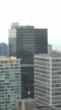 Şehirdeki İngiliz Kolombiyası 'nın gerçek hayatı turistlerin ilgisini çekiyor. Evler, gökdelenler, şehir merkezindeki marina. Vancouver Kanada