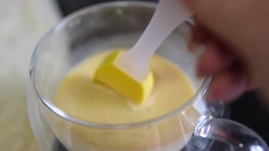 Karıştırılmış yumurtayı çırpmak için çırpılmış çırpılmış yumurta kullanmak. Ebedi turta