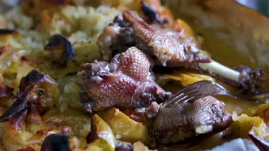 Ördek bacağı konfeti sosu ikinci tabak sağlıklı yemek abur cubur diyeti masa fotokopisi arka plan kırsal manzarasında. Yüksek kalite 4k görüntü