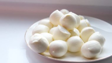 Bir sürü taze beyaz mozzarella peynir topları kaşık üzerinde. Yüksek kalite 4k görüntü