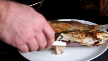 Sebzeli kavrulmuş balık ve sebze. Kızarmış sazan balığı.