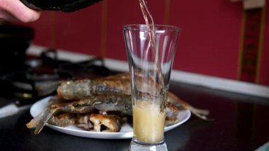 Atıştırmalık olarak bir bardak kızarmış balık, sazan balığı, sazan nehri dinlenme günü. Yüksek kalite 4k görüntü