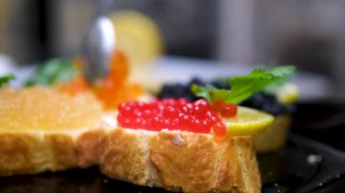 Farklı balık türlerinden aperatiflerle süslenmiş güzel bir ziyafet masası, soslar ve istiridye kabuklu havyar. Şenlikli deniz ürünleri büfesi, yakın çekim. farklı havyar türleri