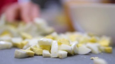 Şefin elleri mutfakta haşlanmış yumurta doğruyor. Yüksek kalite 4k görüntü