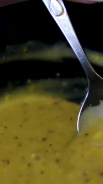 Altın kaşıkla hardal sosu, yakın çekim. Sosis, biftek ve salata için en popüler sos hardalı. Yüksek kalite 4k görüntü