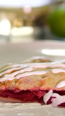 Ekşi kremalı vişneli pasta. Elma ve dondurmalı çörek. Yüksek kalite 4k görüntü