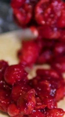 İlginç bir fırın mutfağında, yetenekli bir fırıncı kiraz dolgusunu ustalıkla hamura, hassasiyete ve eski moda tekniklere uyarlar. Yüksek kalite 4k görüntü