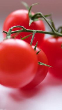 Beyaz tabakta taze kırmızı kiraz domatesleri. Dolly In. Kaypak Vuruşu. - Evet. Yüksek kalite 4k görüntü