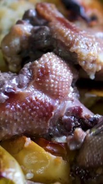 Ördek bacağı konfeti sosu ikinci tabak sağlıklı yemek abur cubur diyeti masa fotokopisi arka plan kırsal manzarasında. Yüksek kalite 4k görüntü