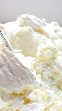 Hamuru süzme peynirli krep için çatalla karıştıran bir kadının beyaz bir kasede hamur işini kaymak ve ev yapımı krepler için un ile hazırlama konsepti. Yüksek kalite 4k görüntü