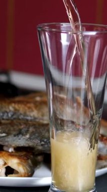 Atıştırmalık olarak bir bardak kızarmış balık, sazan balığı, sazan nehri dinlenme günü. Yüksek kalite 4k görüntü