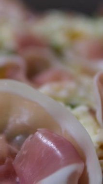 Tabaktaki salataya yaklaş. Yüksek kalite 4k görüntü