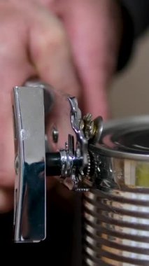 Konserve açılıyor. El Kutuyu Açar. Ağır çekim. Yüksek kalite 4k görüntü