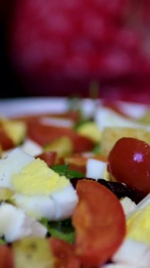 Sezar salatasına haşlanmış yumurta, domates, otlar ve peynir ekleyin. Yüksek kalite 4k görüntü