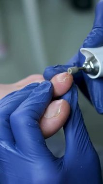 Kız bacaklarıyla ilgilenmek pedikür, cilalama, güzel ışıklar. Salonda pedikür var. Usta, müşterinin ayak ve tırnaklarıyla ilgilenir. Pedikür yapar. Güzellik salonunda ayak pedikürü soymak..