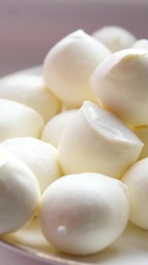 Bir sürü taze beyaz mozzarella peynir topları kaşık üzerinde. Yüksek kalite 4k görüntü