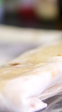 Fırıncı pişirmeden önce çörekleri yumurtayla yağlar. Yüksek kalite 4k görüntü