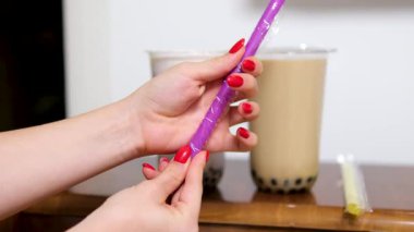 Tahta masada yanmış köpüklü ve peynirli Tayvan sütü çayı. Yüksek kalite 4k görüntü