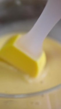 Karıştırılmış yumurtayı çırpmak için çırpılmış çırpılmış yumurta kullanmak. Ebedi turta