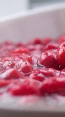 Pastanın üstüne kirazların son dokunuşlarını ekleyen yakın plan bir görüntü. Yüksek kalite 4k görüntü