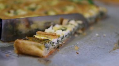 Brokolili, peynirli, baharatlı ve otlu lezzetli taze kiş. Koyu beton bir arka planda parçalara ayrılmış. Yüksek kalite 4k görüntü