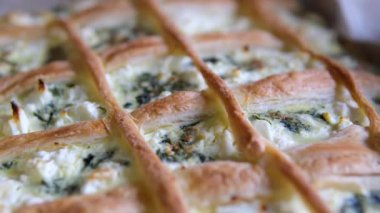 Ispanakla doldurulmuş rulo pastadan yapılan geleneksel Bosna ve Türk yemeklerini kesmek. Türkiye 'de ona peynirli Borek deniyor. Bosna 'da bu yemeğin adı Pita Sirnica. Fililo hamur işinden yapılmıştır..