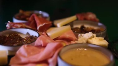 Canlı bir Orta Doğu kahvaltısı, taze pita ekmeği, ızgara et, kremalı humus, yoğurt sosu, çeşit çeşit zeytin, sebze ve geleneksel mezenin yer aldığı. Yüksek kalite 4k görüntü