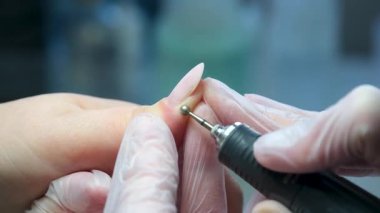 Manikür detaylarını dosya ya da fırçayla temizler. Manikür tedavisi. El Spa 'sı. Güzel bir tırnak bakımı süreci. Yüksek kalite 4k görüntü