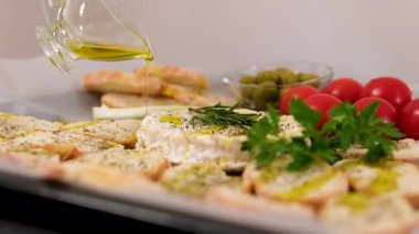 Açık havada yüzmek için zeytinyağıyla servis edilen enfes taze ekmek. Yüksek kalite 4k görüntü