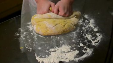 Fırıncının ellerinin masada hamur yoğurmasını yakından izle. Yüksek kalite 4k görüntü