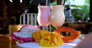Taze mango, nane ve limonlu bir bardağa mango kokteyli dolduruyorum. Yüksek kalite 4k görüntü