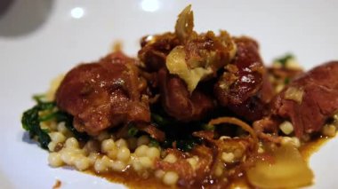 Lezzetli Vegan Kızarmış Sebze ve Nohut Kuskus Tabağı. Yüksek kalite 4k görüntü