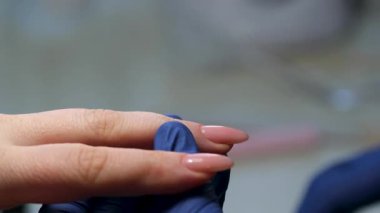 Manikür sanatçısı fırça ve aletlerle oje yapıyor. Yüksek kalite 4k görüntü