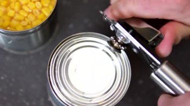 Konserve açacağı gri bir arka planda döner. Metal konserve açacağı. Yakın plan. Yüksek kalite 4k görüntü